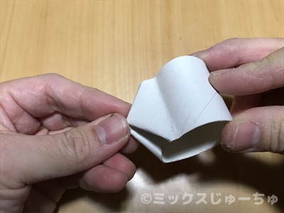 ネズミの鼻の付け根に横線を付けて折り曲げます。