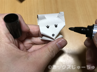 油性マジックでネズミの顔を描きます。